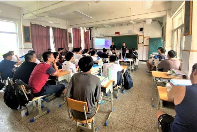 校企融合搭橋梁——工匠進(jìn)校上課啦！(圖1)