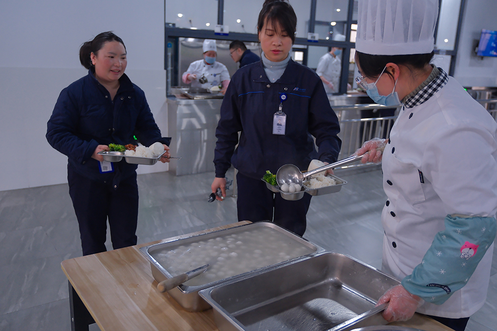 品八方風(fēng)味，享元宵喜樂(lè ) | 公司成功舉辦特產(chǎn)分享及元宵節活動(dòng) 品八方風(fēng)味，享元宵喜樂(lè )。2月12日，傳統元宵佳節，公司在食堂精心組織了“吃湯圓、賞花燈、品特產(chǎn)、投球贏(yíng)獎品”等一系列元宵活動(dòng)，節日氛圍濃厚(圖3)