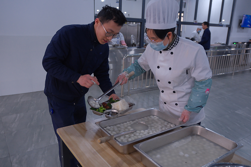 品八方風(fēng)味，享元宵喜樂(lè ) | 公司成功舉辦特產(chǎn)分享及元宵節活動(dòng) 品八方風(fēng)味，享元宵喜樂(lè )。2月12日，傳統元宵佳節，公司在食堂精心組織了“吃湯圓、賞花燈、品特產(chǎn)、投球贏(yíng)獎品”等一系列元宵活動(dòng)，節日氛圍濃厚(圖4)