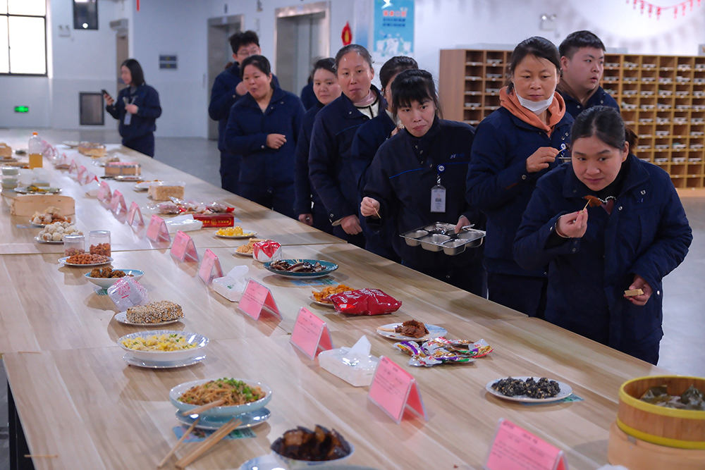 品八方風(fēng)味，享元宵喜樂(lè ) | 公司成功舉辦特產(chǎn)分享及元宵節活動(dòng) 品八方風(fēng)味，享元宵喜樂(lè )。2月12日，傳統元宵佳節，公司在食堂精心組織了“吃湯圓、賞花燈、品特產(chǎn)、投球贏(yíng)獎品”等一系列元宵活動(dòng)，節日氛圍濃厚(圖6)