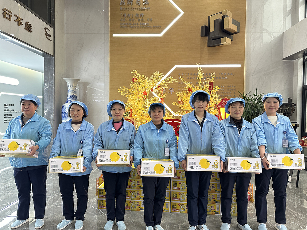 品八方風(fēng)味，享元宵喜樂(lè ) | 公司成功舉辦特產(chǎn)分享及元宵節活動(dòng) 品八方風(fēng)味，享元宵喜樂(lè )。2月12日，傳統元宵佳節，公司在食堂精心組織了“吃湯圓、賞花燈、品特產(chǎn)、投球贏(yíng)獎品”等一系列元宵活動(dòng)，節日氛圍濃厚(圖8)