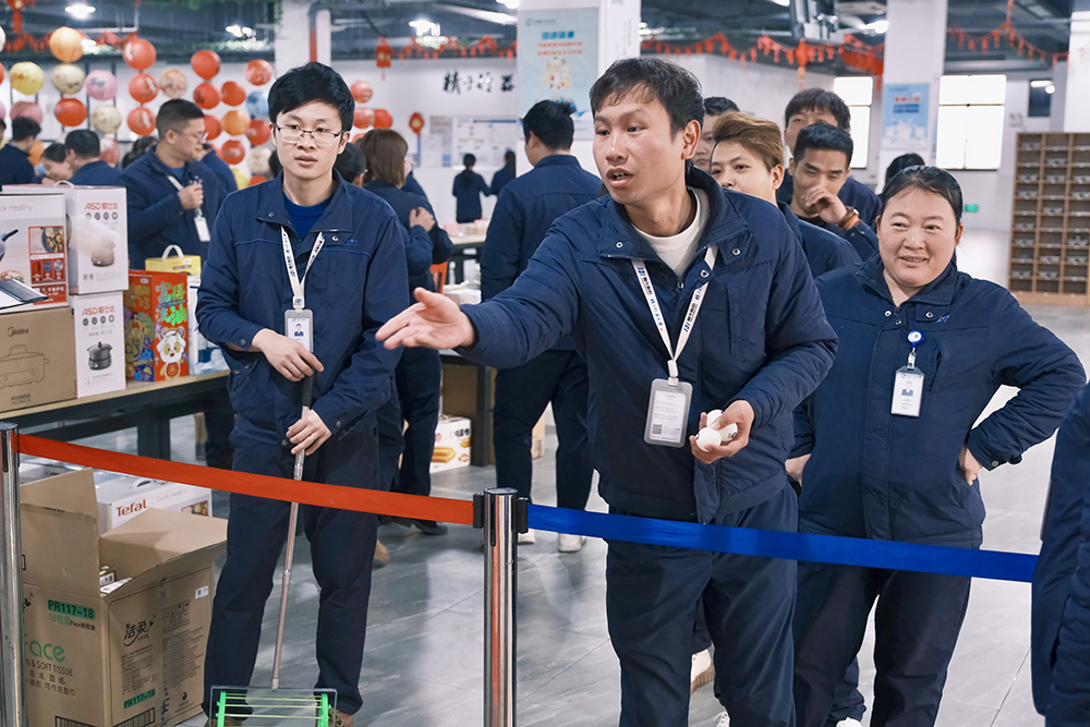 品八方風(fēng)味，享元宵喜樂(lè ) | 公司成功舉辦特產(chǎn)分享及元宵節活動(dòng) 品八方風(fēng)味，享元宵喜樂(lè )。2月12日，傳統元宵佳節，公司在食堂精心組織了“吃湯圓、賞花燈、品特產(chǎn)、投球贏(yíng)獎品”等一系列元宵活動(dòng)，節日氛圍濃厚(圖11)